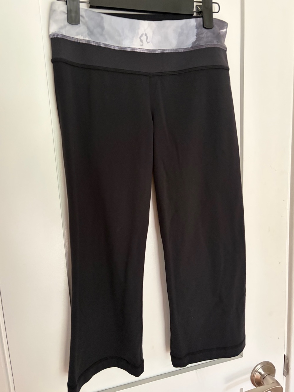47. Size 4 LULULEMON Black REVERSIBLE Straightleg Capris